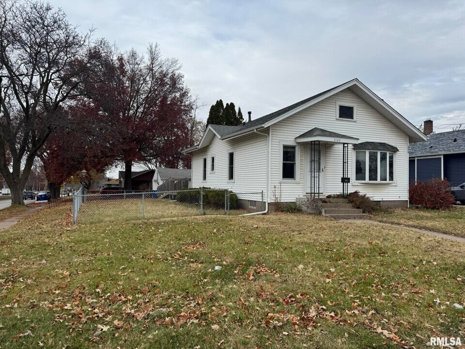 3122 W Locust St in Davenport, IA - Building Photo