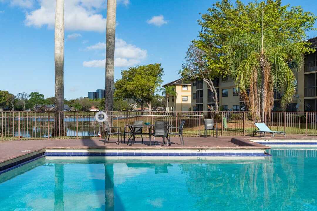 The Island Club At Coral Springs in Coral Springs, FL - Foto de edificio