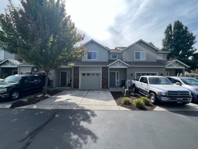 1211 Yorktown Ln in Medford, OR - Building Photo - Building Photo