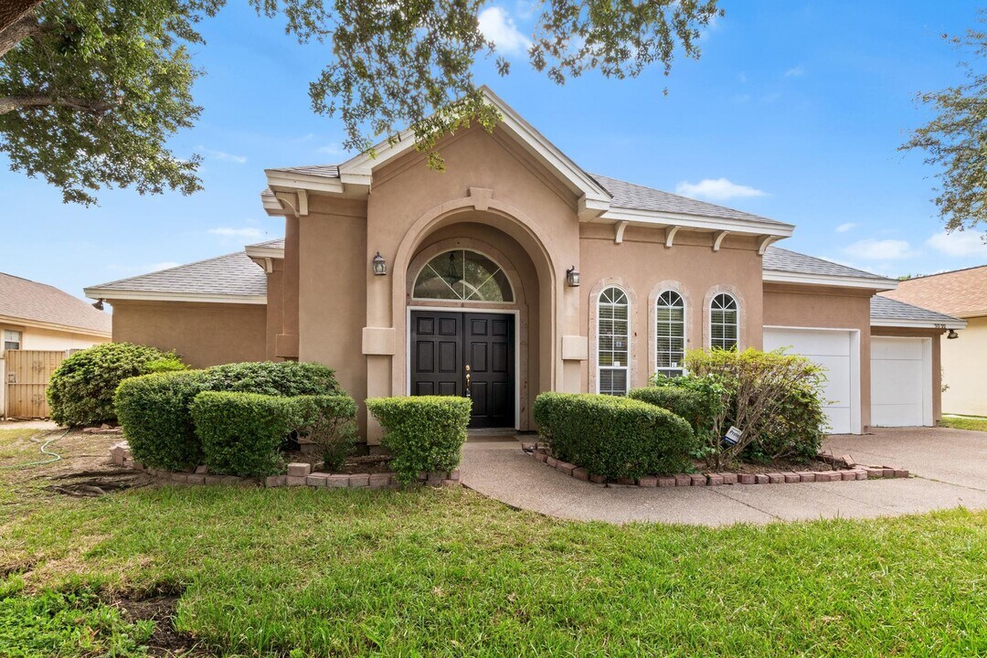 3022 Edgar Allen Poe Dr in Laredo, TX - Building Photo