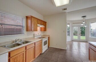 13526 Riverbank Pass in Helotes, TX - Foto de edificio - Building Photo