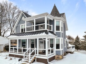 80 W Geneva St in Williams Bay, WI - Building Photo