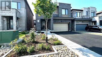 83 Tango Cres in Newmarket, ON - Building Photo