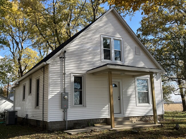 14044 Strawn Rd in Maroa, IL - Foto de edificio - Building Photo