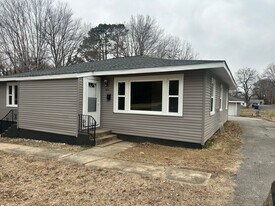 304 W 14th St in Benton, KY - Building Photo