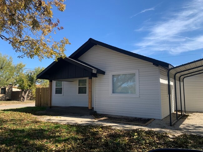 property at 2101 Poplar St