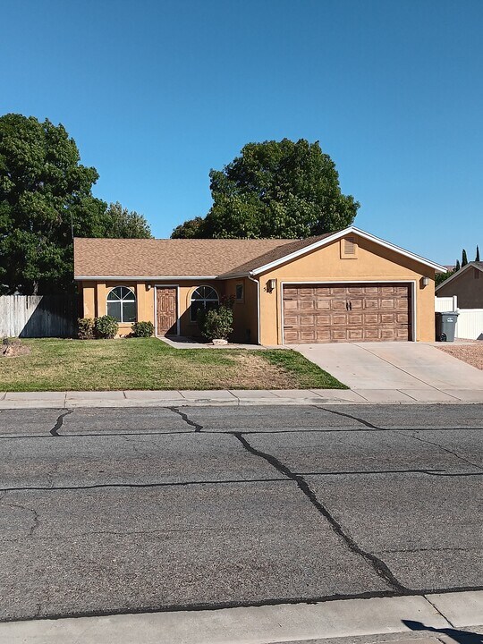 528 N 2230 E in Saint George, UT - Building Photo