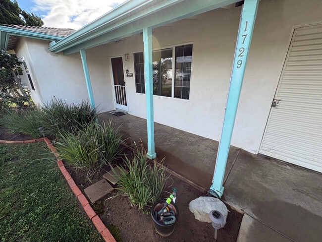 1729 S Clementine St in Oceanside, CA - Foto de edificio - Building Photo