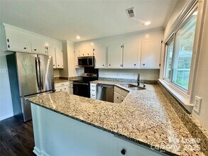 2423 Emstead Ct in Charlotte, NC - Foto de edificio - Building Photo