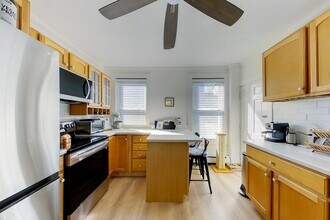 28 Hall Ave, Unit 1 in Newport, RI - Foto de edificio - Building Photo