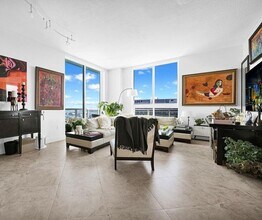 1900 N Bayshore Dr, Unit 5103 in Miami, FL - Foto de edificio - Building Photo