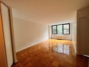 333 E 49th St, Unit 7O in New York, NY - Building Photo - Building Photo