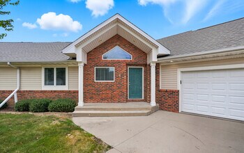 8 Redtail Ct in Coralville, IA - Building Photo - Building Photo