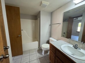 408 Trent Ct in Lawrence, KS - Building Photo - Building Photo