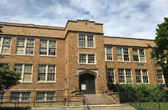 Edison School Apartments in Milwaukee, WI - Foto de edificio - Building Photo