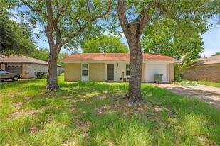 2502 Waterwood Ln in Bryan, TX - Building Photo