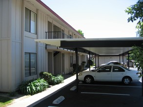 Oak Terrace Apartments in Merced, CA - Building Photo - Building Photo