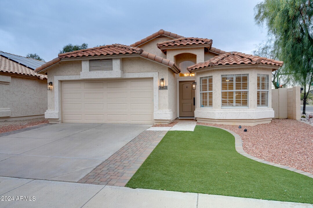 2203 E Crest Ln in Phoenix, AZ - Building Photo