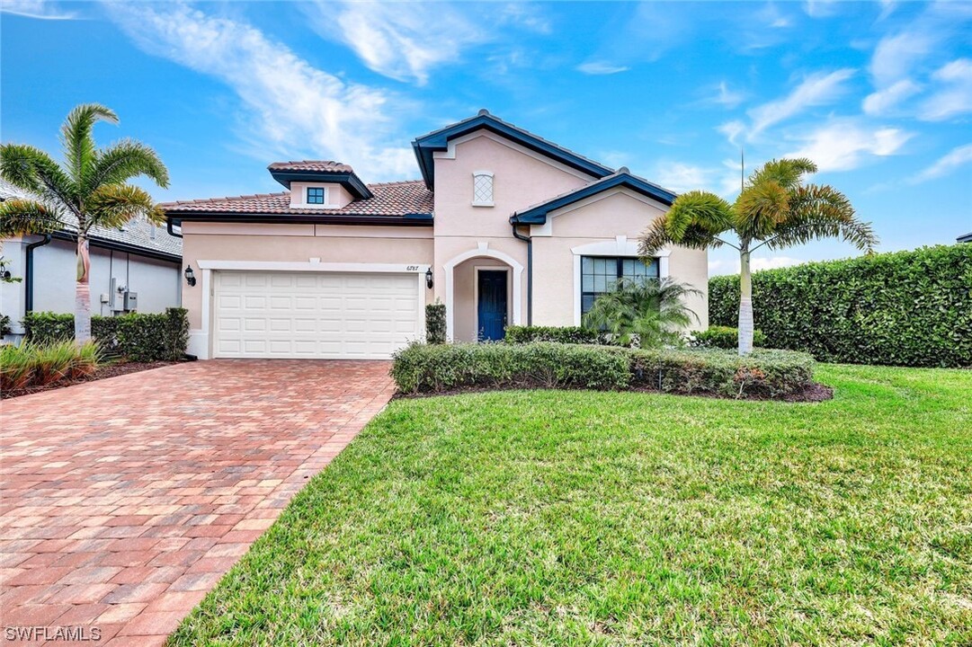 6787 Winding Cypress Dr in Naples, FL - Building Photo