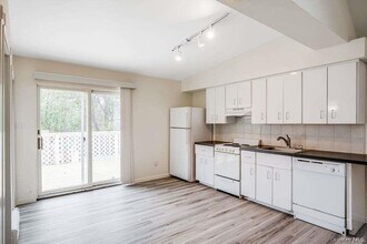 75 Maxwell Ave in Oyster Bay, NY - Building Photo - Building Photo