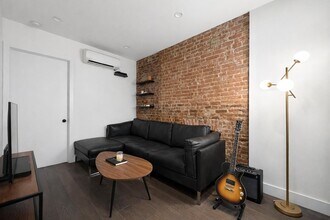 346 W 52nd St, Unit 4D in New York, NY - Building Photo - Building Photo