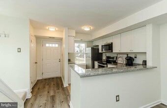 3300 Lakeside View Dr in Falls Church, VA - Building Photo - Building Photo
