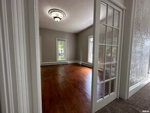 333 S Douglas Ave-Unit -1 in Springfield, IL - Foto de edificio - Building Photo