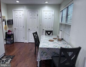 9579 Tudor Oaks Dr in Manassas, VA - Foto de edificio - Building Photo