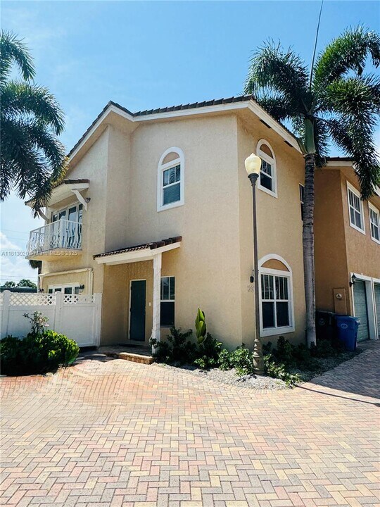 1233 NE 32nd St in Oakland Park, FL - Building Photo