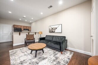 609 S Henderson St in Bloomington, IN - Building Photo - Interior Photo