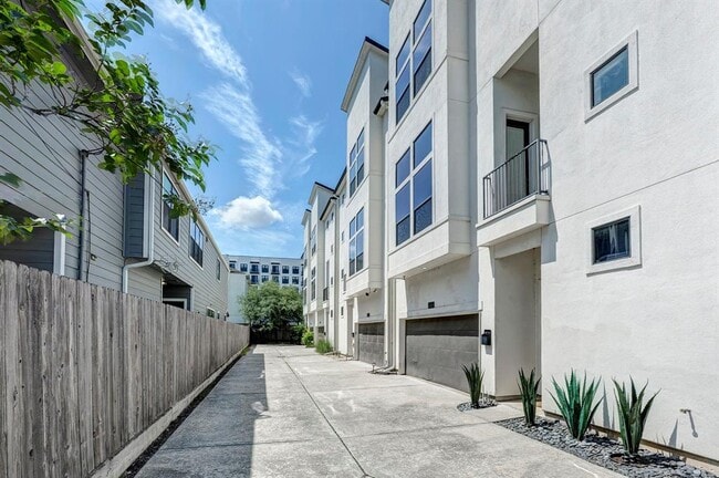 property at 930 W 22nd St