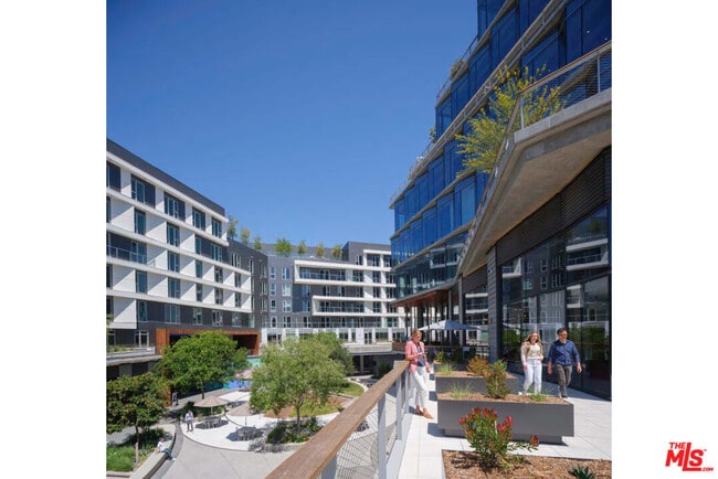 12121 W Olympic Blvd in Los Angeles, CA - Building Photo - Building Photo