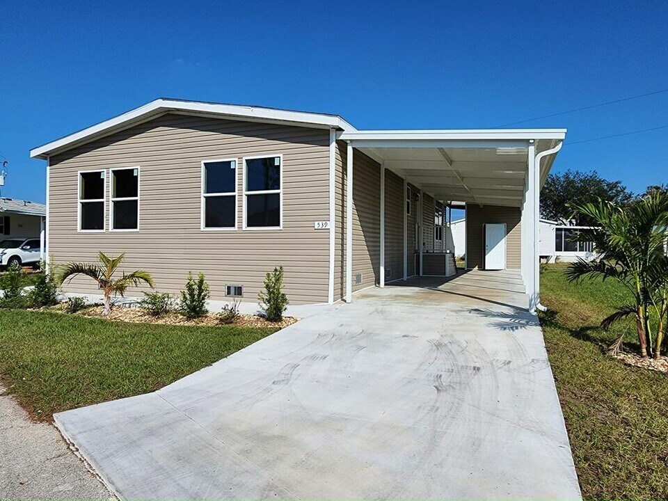 539 Zebra Dr in North Fort Myers, FL - Building Photo