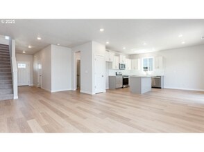 9212 SE Azalea St in Happy Valley, OR - Foto de edificio - Building Photo