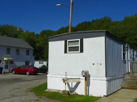 20 Woodland Dr in Waterford, CT - Building Photo