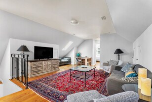 2158 Lilnan Ct in Burlington, ON - Building Photo