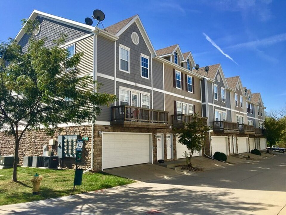 6345 Gold Leaf Ln in Pleasant Hill, IA - Building Photo