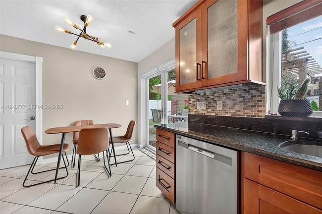 6640 Douglas St in Hollywood, FL - Foto de edificio - Building Photo