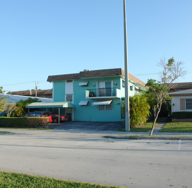 2379 NE 172nd St in North Miami Beach, FL - Foto de edificio - Building Photo