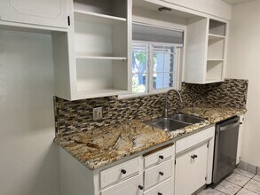 2906 Warwick Ln in Modesto, CA - Building Photo - Building Photo