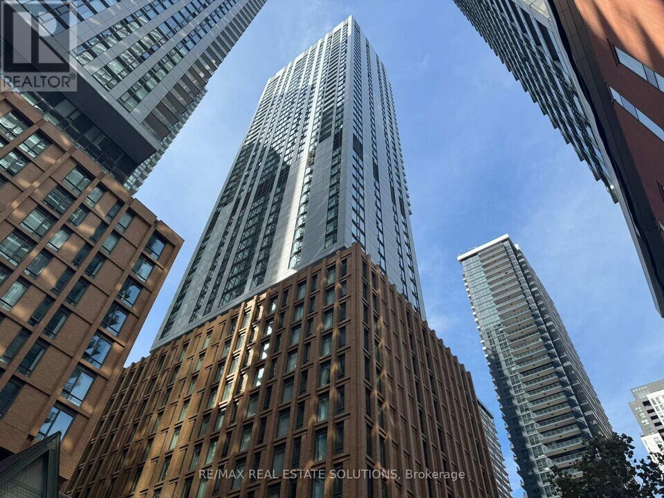 28-3728 Widmer St in Toronto, ON - Building Photo