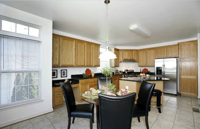 11401 Crownwood Ln in Rockville, MD - Building Photo - Building Photo