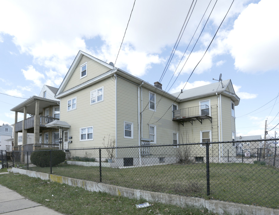 2025 Grier Ave in Linden, NJ - Building Photo