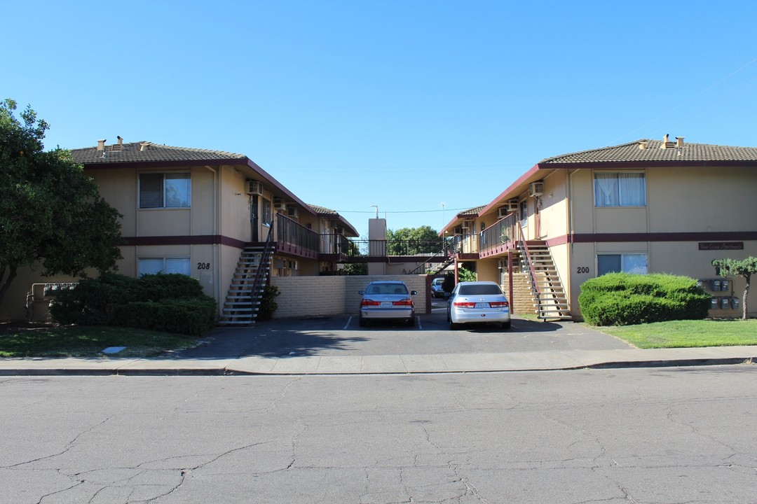 200-208 E Vine St in Lodi, CA - Building Photo