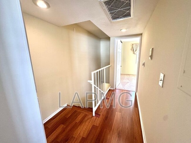 12251 Moorpark St in Los Angeles, CA - Foto de edificio - Building Photo