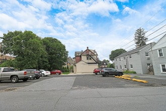 609 S High St, Unit Apt B in West Chester, PA - Foto de edificio - Building Photo