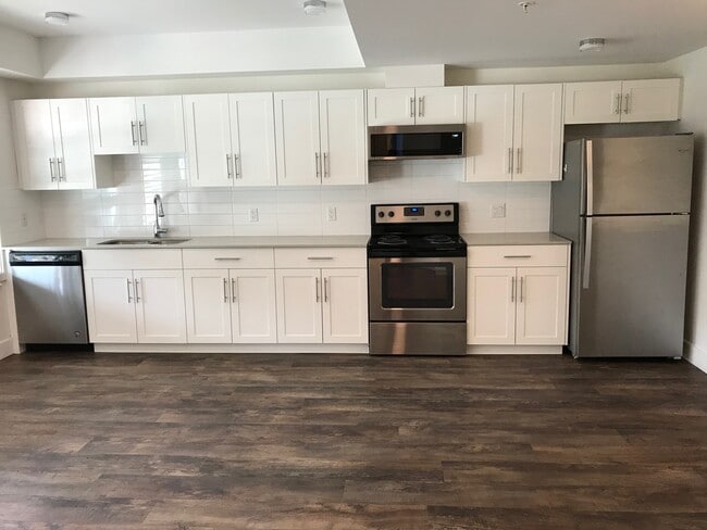 366 E 3rd St in North Vancouver, BC - Building Photo - Building Photo