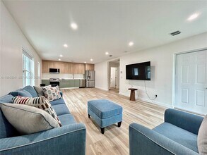 222 SE 1st St in Dania Beach, FL - Foto de edificio - Building Photo