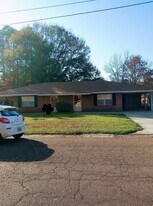 509 Maxine Ave, Unit A in Mccomb, MS - Building Photo
