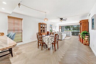 332 Charlemagne Blvd in Naples, FL - Foto de edificio - Building Photo